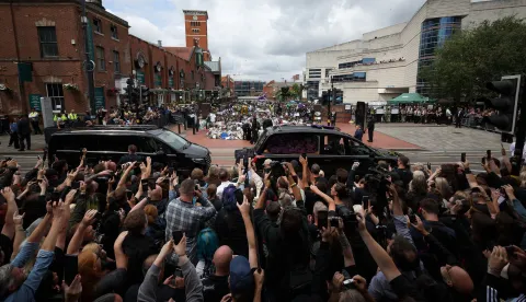 epa12272708 Sharon Osbourne and family (C) look at the tributes at the Black Sabbath Bench and Bridge Fans as the funeral cortege of musician Ozzy Osbourne passes in Birmingham, Britain, 30 July 2025. Osbourne died aged 76 on 22 July 2025, weeks after performing his final concert with Black Sabbath. He had been diagnosed with Parkinson's disease in 2019. EPA/ADAM VAUGHAN
