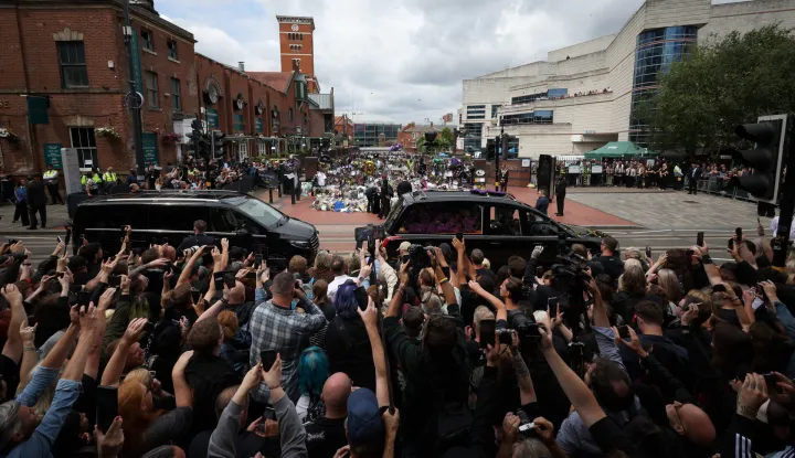 epa12272708 Sharon Osbourne and family (C) look at the tributes at the Black Sabbath Bench and Bridge Fans as the funeral cortege of musician Ozzy Osbourne passes in Birmingham, Britain, 30 July 2025. Osbourne died aged 76 on 22 July 2025, weeks after performing his final concert with Black Sabbath. He had been diagnosed with Parkinson's disease in 2019. EPA/ADAM VAUGHAN