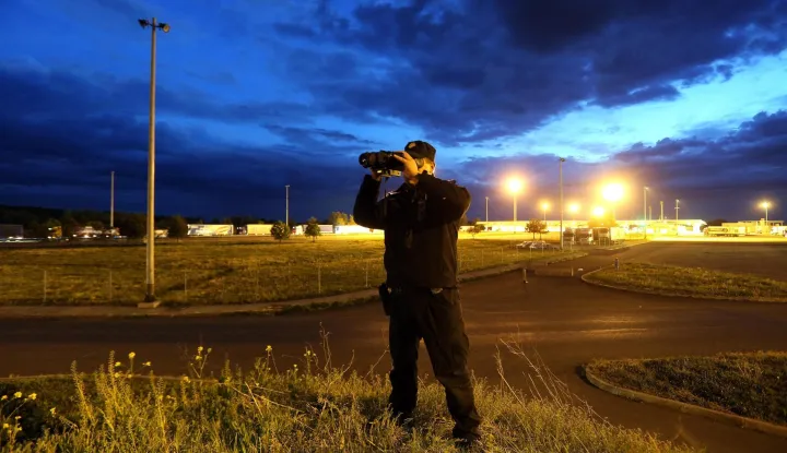 28.04.2015., Bajakovo - Carinski sluzbenici i granicna policija u obavljanju njihovog svakodnevnog posla. Pregled vozila i putovnica, obilazak terena u potrazi za ilegalnim prelascima granice te krijumcarenja nedozvoljene robe. Carinski sluzbenik nocnim dalekozorom promatra granicni prijelaz. Photo: Marko Mrkonjic/PIXSELL