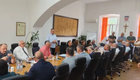 ZAGREB/VRLIKA, 30. srpnja 2025. (Hina) - Potpredsjednik Vlade i ministar poljoprivrede, šumarstva i ribarstva David Vlajčić održao je u srijedu radni sastanak sa stočarima iz Splitsko-dalmatinske i Šibensko-kninske županije o poduzetim koracima u borbi protiv bedrenice i obnovi stočnog fonda na tom prostoru za što će se izvdojiti dva milijuna eura, izvijestili su su iz Ministarstva.