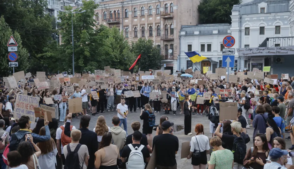 epaselect epa12262340 Ukrainian people attend a protest against the restriction of the autonomy of Ukrainian anti-corruption authorities in Kyiv, Ukraine, 25 July 2025. Ukrainians continue to protest the limited independence of anti-corruption agencies and their investigators, a measure that was voted on by the Ukrainian parliament on 22 July 2025. According to Law No. 12414, the National Anti-Corruption Bureau of Ukraine (NABU) and the Specialized Anti-Corruption Prosecutor's Office (SAPO) will become dependent on decisions made by the Prosecutor General. EPA/SERGEY DOLZHENKO