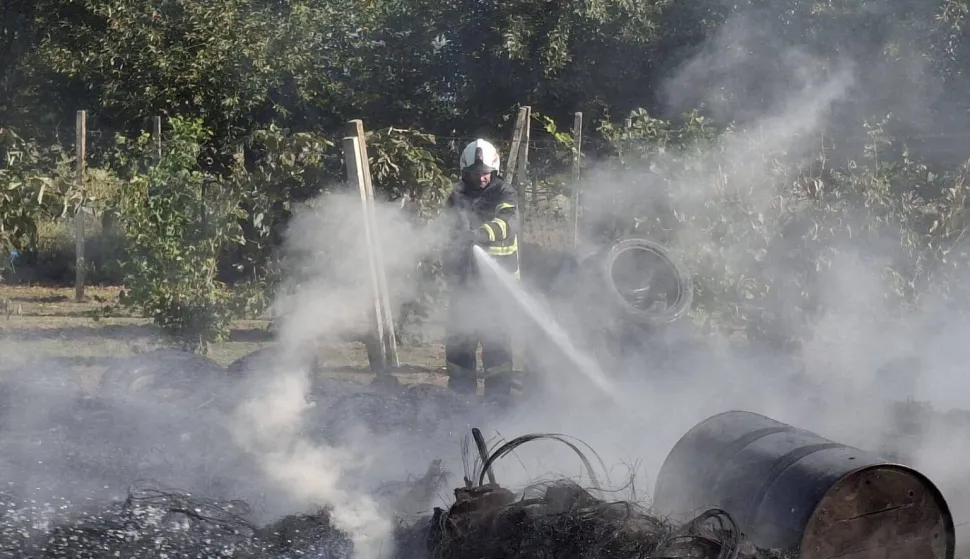 U mjestu Cerovac muškarac palio karton pa spalio gume, garažna vrata, drva, motokultivator te osobni automobil, požar, vatrogasci, ilustracija