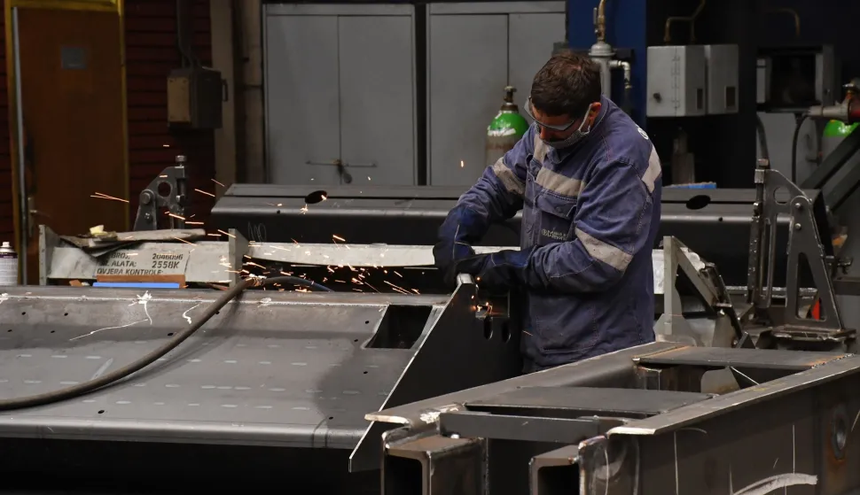 12.05.2020., Slavonski Brod - Ministar gospodarstva, poduzetnistva i obrta Darko Horvat posjetio Djuro Djakovic grupu i razgovarao s predstavnicima Uprave i Nadzornog odbora, nakon sto je Europska komisija dala odobrenje za drzavno jamstvo slavonskobrodskoj kompaniji. Komisija je u prosli petak odobrila odluku hrvatske Vlade, iz sijecnja ove godine, o drzavnom jamstvu za kredit toj Grupi u visini od 300 milijuna kuna, koji bi trebao pokriti njezine hitne potrebe za likvidnoscu u sljedecih sest mjeseci.rrPhoto: Ivica Galovic/ PIXSELL