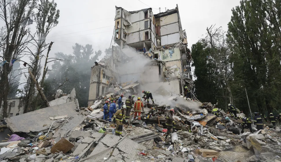 epaselect epa12274453 Rescuers work at the site of a Russian strike on a nine-storey residential building in Kyiv, Ukraine, 31 July 2025. At least seven people were killed in Kyiv, and dozens more were injured, as Russia launched a countrywide overnight attack with drones and missiles, the State Emergency Service said on 31 July. EPA/SERGEY DOLZHENKO