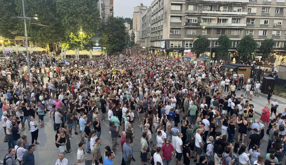 Beograd, 07.07.2025 - Diljem Srbije traje osmi dan gra?anskog neposluha na koji su pozvali studenti poslije masovnog skupa 28. lipnja, prekinutog nasilnom intervencijom policje, a najamsovniji prosjed ve?eras je u U?icu, na zapadu Srbije, gdje su gra?ani sino? po prvi puta probliki policijski kordon, nakon ?ega je privedeno vi?e ljudi. foto HINA/ FoNetZoran?UROVI?/ ik