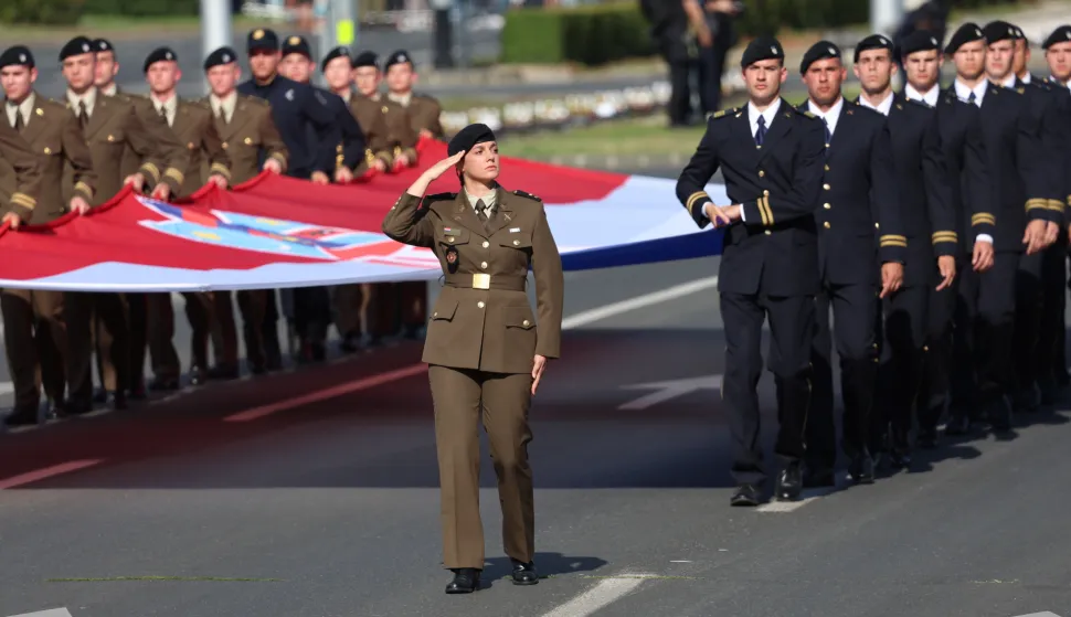 Zagreb, 31.7.2025.- Vojni mimohoda u ?ast VRO "Oluja" povodom obilje?avanja Dana pobjede i domovinske zahvalnosti, Dana hrvatskih branitelja i 30. obljetnice te vojno-redarstvene operacije. Mimohod Vukovarskom ulicom odr?ava se od Avenije Marina Dr?i?a do Savske ulice. foto HINA/ Damir SEN?AR/ ua