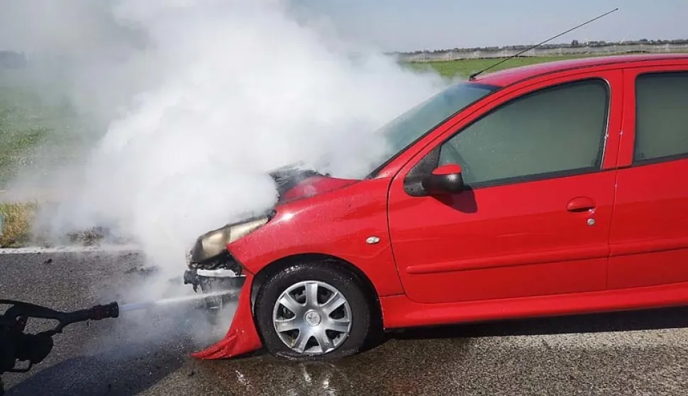 Policajci ugasili požar automobila