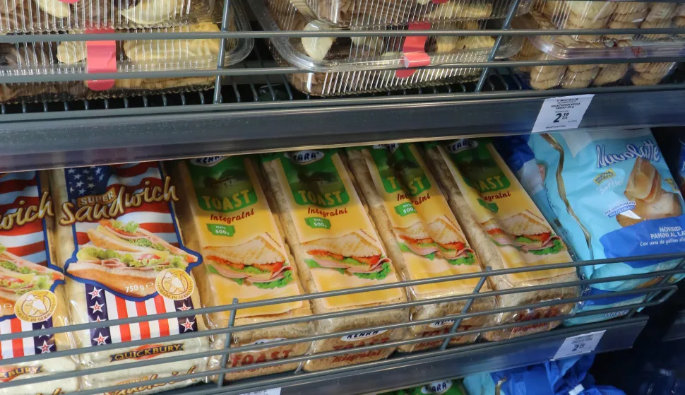 Osijek 11. 07. 2025, Lijeva obala na samom ulazu na Copacabanu, Dravsku plažu, otvorena prava Pop Up trgovina Studenca u kontinentalnom dijelu hrvatske.snimio GOJKO MIITĆ