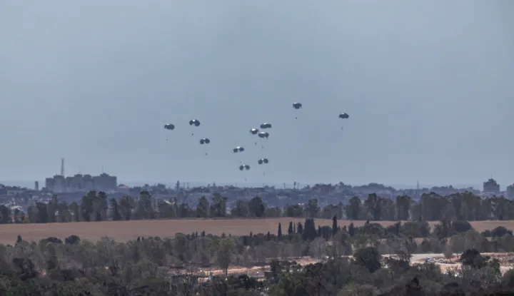 epa12275631 Humanitarian aid is airdropped by UAE air forces over the central Gaza Strip, as seen from southern Israel, 31 July 2025. EPA/ATEF SAFADI