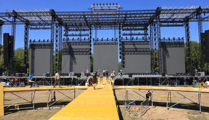 01.08.2025., Sinj -Novinari obilaze izgradnju bine za koncert Marka Perkovica Thompsona Photo: Sasa Tadinac/HaloPix/PIXSELL