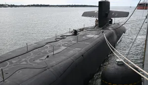 epa12271969 The USS Ohio docks in Brisbane, the first Ohio-class submarine to dock at the Port of Brisbane, Australia, 30 July 2025. The USS Ohio, a nuclear-powered guided-missile submarine with 150 crew members, is visiting Brisbane. EPA/DARREN ENGLAND NO ARCHIVING AUSTRALIA AND NEW ZEALAND OUT