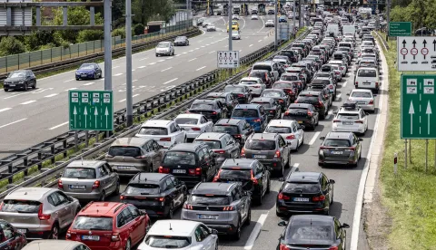 Zagreb, 2.8.2025 - Pojačan je promet na većini cesta u smjeru mora, na pojedinim dionicama vozi se u kolonama u pokretu uz zastoje, a na A1 Zagreb-Ploče-Karamatići, pred naplatnim postajama Lučko (na slici), iz smjera čvora Kosnica kolona je oko 12 kilometara, iz smjera čvora Zagreb zapad oko 6 kilometara te iz smjera Jadranske avenije oko kilometar.Foto Hina/ Dario GRZELJ/ dag