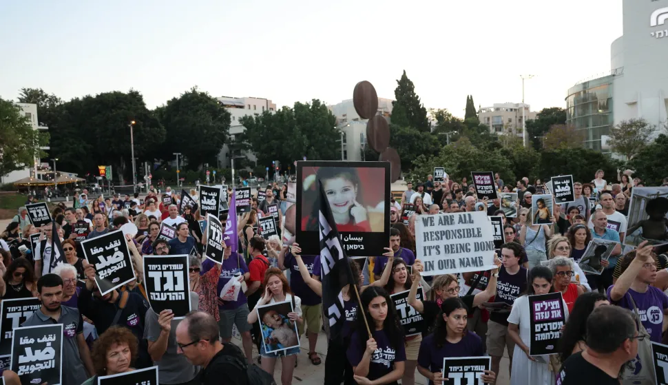 epa12253832 Israeli and Arab activists take part in a rally calling for an end to the war on Gaza and the famine stemming from it, in Tel Aviv, Israel, 22 July 2025. At least 100 Palestinians, including 80 children, have died of malnutrition in the Gaza Strip, the Palestinian Ministry of Health said on 22 July. EPA/ABIR SULTAN