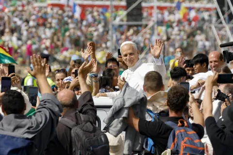 epa12281017 Pope Leo XIV greets the faithful during a Holy Mass on the occasion of the Jubilee of Youth, at Tor Vergata in Rome, Italy, 03 August 2025. EPA/FABIO FRUSTACI