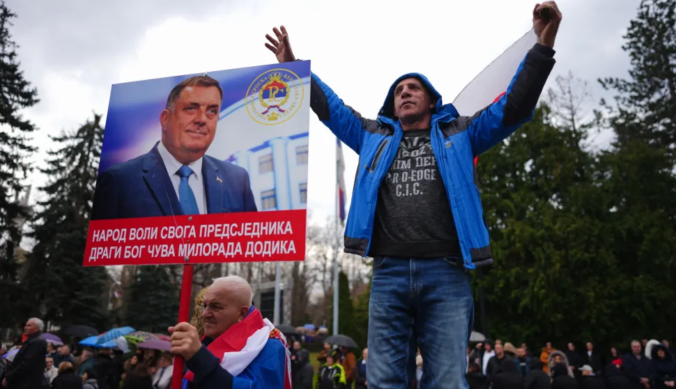 epa11925859 A supporter holds a banner depicting the President of Republika Srpska Milorad Dodik during his rally of support in Banja Luka, Bosnia and Herzegovina, 26 February 2025. Dodik has been sentenced to one year in prison and barred from public office for six years in a first-instance verdict for disobeying the decisions of Bosnia and Herzegovina's international envoy, High Representative Christian Schmidt. EPA/NIDAL SALJIC