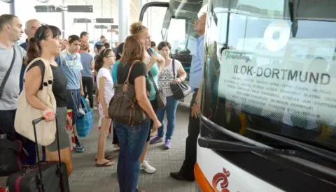 ?osijek, 15 kolovoz 2015, 15,00h, autobusni kolodvor,mladi, posao, odlazak u njemačkusnimio zdenko puić------četiri stupca novosti