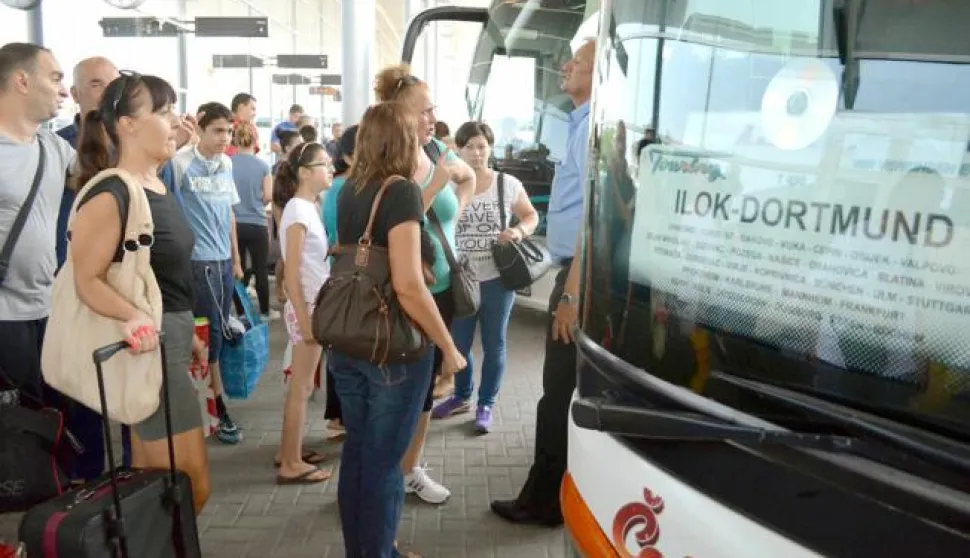 ?osijek, 15 kolovoz 2015, 15,00h, autobusni kolodvor,mladi, posao, odlazak u njemačkusnimio zdenko puić------četiri stupca novosti