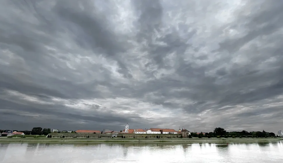 Osijek, 24. 07. 2024., Tvrđa, oblaci, oblak, pred oluju, oluja, promjena vremenaSNIMIO BRUNO JOBST