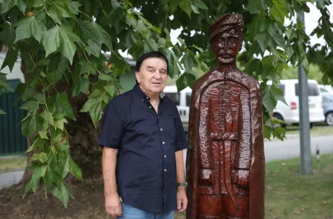 Ernestinovo, 03. 08. 2025., Park skulptura, Ernestinovo, 52. Kolonija kipara naivaca Ernestinovo, kiparska kolonija, otvorenje izložbe, Spomen Petru Smajiću, otvorenje kolonije, Mato TijardovićSNIMIO BRUNO JOBST