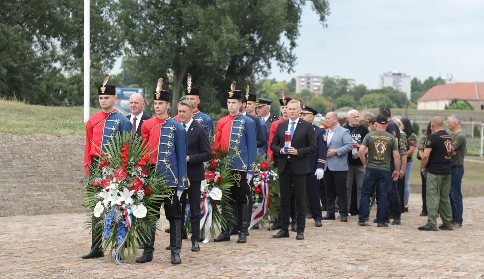 Osijek, 04. 08. 2025., Kapelica Kraljice mira, počast poginulima, vijenci, svijeće SNIMIO BRUNO JOBST