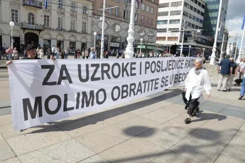 Zagreb, 04.08.2025 - Antiratna akcija "Zlo?ini u Oluji su odgovornost svih nas", odr?ava se u znak sje?anja na ubijene i protjerane tijekom i nakon vojne operacije "Oluja". Na slici protuprosvjednici. foto HINA/ ADmir BULJUBA?I?/ ik