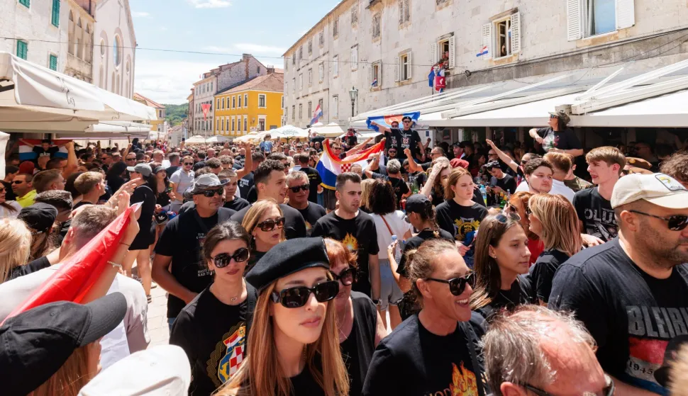 Sinj, 04.08.2025. - Građani se okupljaju na ulicama Sinja uoči Thompsonovog koncerta.foto HINA/ Miroslav Lelas/ lm