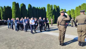 Vukovar, 05.08.2025 - U povodu Dana pobjede i domovinske zahvalnosti i Dana hrvatskih branitelja, vijence kod spomenika na Memorijalnom groblju ?rtava iz Domovinskog rata u Vukovaru u utorak su polo?ila i svije?e zapalila izaslanstva Grada Vukovara i Vukovarsko-srijemske ?upanije. foto HINA/ ?eljko DRA?ENOVI?/ ik