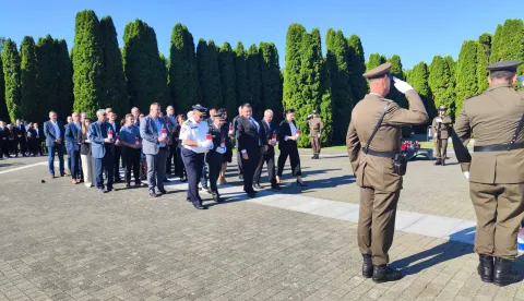 Vukovar, 05.08.2025 - U povodu Dana pobjede i domovinske zahvalnosti i Dana hrvatskih branitelja, vijence kod spomenika na Memorijalnom groblju ?rtava iz Domovinskog rata u Vukovaru u utorak su polo?ila i svije?e zapalila izaslanstva Grada Vukovara i Vukovarsko-srijemske ?upanije. foto HINA/ ?eljko DRA?ENOVI?/ ik