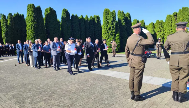 Vukovar, 05.08.2025 - U povodu Dana pobjede i domovinske zahvalnosti i Dana hrvatskih branitelja, vijence kod spomenika na Memorijalnom groblju ?rtava iz Domovinskog rata u Vukovaru u utorak su polo?ila i svije?e zapalila izaslanstva Grada Vukovara i Vukovarsko-srijemske ?upanije. foto HINA/ ?eljko DRA?ENOVI?/ ik