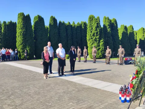 Vukovar, 05.08.2025 - U povodu Dana pobjede i domovinske zahvalnosti i Dana hrvatskih branitelja, vijence kod spomenika na Memorijalnom groblju ?rtava iz Domovinskog rata u Vukovaru u utorak su polo?ila i svije?e zapalila izaslanstva Grada Vukovara i Vukovarsko-srijemske ?upanije. foto HINA/ ?eljko DRA?ENOVI?/ ik