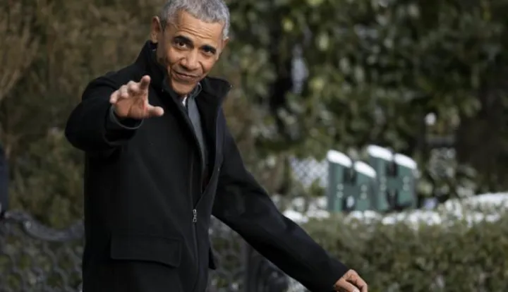 epa05704033 US President Barack Obama walks to board Marine One on the South Lawn of the White House in Washington, DC, USA, 07 January 2017. President Obama is departing the White House for an evening trip to Florida to attend a wedding. EPA/SHAWN THEW
