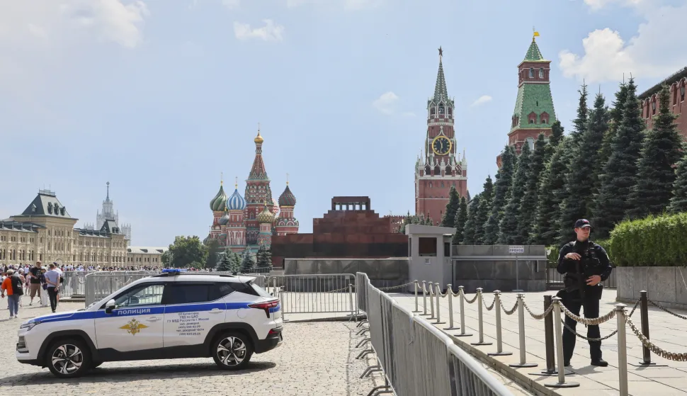 epa12242937 A police officer stands guard in front of Lenin's Mausoleum on the Red Square during the last day of its operation, in Moscow, Russia, 17 July 2025. The Federal Security Service (FSB) announced the mausoleum will be closed to visitors starting on 19 July. EPA/YURI KOCHETKOV