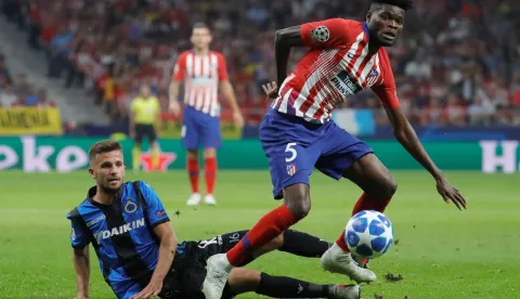 epa07067483 Atletico Madrid's Thomas Partey (R) in action against Club Brugge's Siebe Schrijvers during the UEFA Champions League soccer match between Atletico Madrid and Brugge KV at the Wanda Metropolitano stadium in Madrid, Spain, 03 October 2018. EPA/JUANJO MARTIN