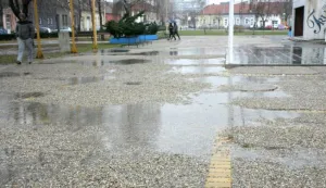 02.01.2018., Osijek - kisa, kisobrani, bare, blato... bare ispred dvorane ZrinjevacFoto: Zeljko Sepic