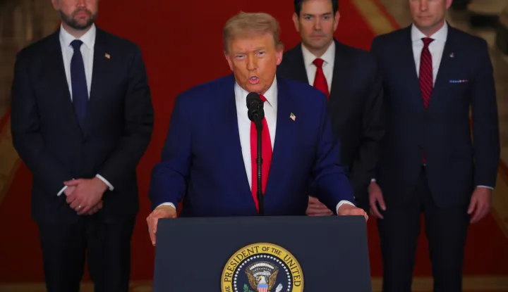 epa12190318 US President Donald Trump with US Secretary of Defense Pete Hegseth (R), US Vice President JD Vance (L) and US Secretary of State Marco Rubio (2-R) delivers an address to the nation at the White House in Washington, DC, USA, 21 June 2025, following US strikes on Iran's nuclear facilities. EPA/Carlos Barria/POOL