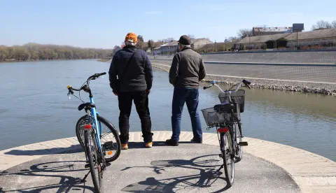 Osijek, 21. 03. 2025., Donjodravska promenada, &scaron;etnica, lijepo vrijeme, sunčano vrijeme, toplo vrijeme, proljeće, umirovljenici, braća, umirovljenik, bicikl, bicikli, Drava, slobodnjak, slobodnjaciSNIMIO BRUNO JOBST