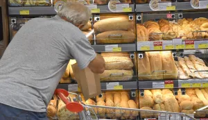 RIJEKA,24.07. 2025. RIJEKAKANTRIDA OTVARANJE NOVI MARKET TOMMY ILUSTRACIJA TRGOVINA POTROSACKA KOSARICA KUPAC KUPCI MALOPRODAJA CIJENA CIJENE PREHRANA KUPOVINA POSKUPLJENJE HRANA TRGOVACKI LANAC PDV POREZ KUCNE POTREPSTINE...AKCIJA SNIZENJE...NA FOTO: KRUH PEKARSKI PROIZVODISNIMIO SERGEJ DRECHSLER