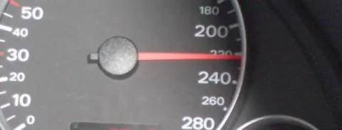 Preko 50 posto vozača vozi bre od 130 km/hPolovica hrvatskih vozača vozi bre nego to ograničenje na hrvatskim autocestama doputa - njih 50,13 posto izjavilo je da voze bre od 130 km/h. Zabrinjavajući je podatak kako 12,53 posto njih vozi bre od 200 km/h, pokazuju rezultati ankete web portala VidiAuto.com, na uzorku od 1500 ispitanika. Malo sporije, brzinom od oko 200 km/h vozi se 4,95 posto vozača. Jo sporije vozi čak jedna trećina hrvatskih vozača - prosječnom brzinom od oko 160 km/h vozi se 32,65 posto vozača. Prosječnom brzinom koja je doputena na naim autocestama - 130 km/h, vozi 42,48 posto vozača, a manjom brzinom od toga, u prosjeku oko 100 km/h vozi se mali broj vozača - 7,39 posto. Brzina je, prema izvjeću MUP-a za 2009. godinu i dalje na vrhu okolnosti koje su prethodile prometnim nesrećama. Tako su u proloj godini zbog nepropisne brzine poginule 52 osobe, a 251 osoba poginula je u nesrećama zbog brzine neprimjerene uvjetima na cesti. Ukupno je u 2009. godini poginulo 519 osoba.------ZADNJA3 ST COLOR