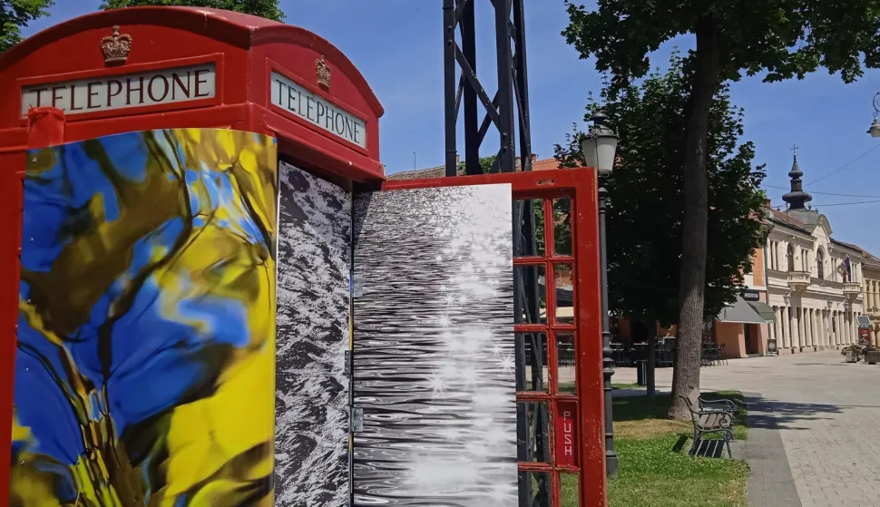 D. Bota u najmanjoj galeriji na svijetu