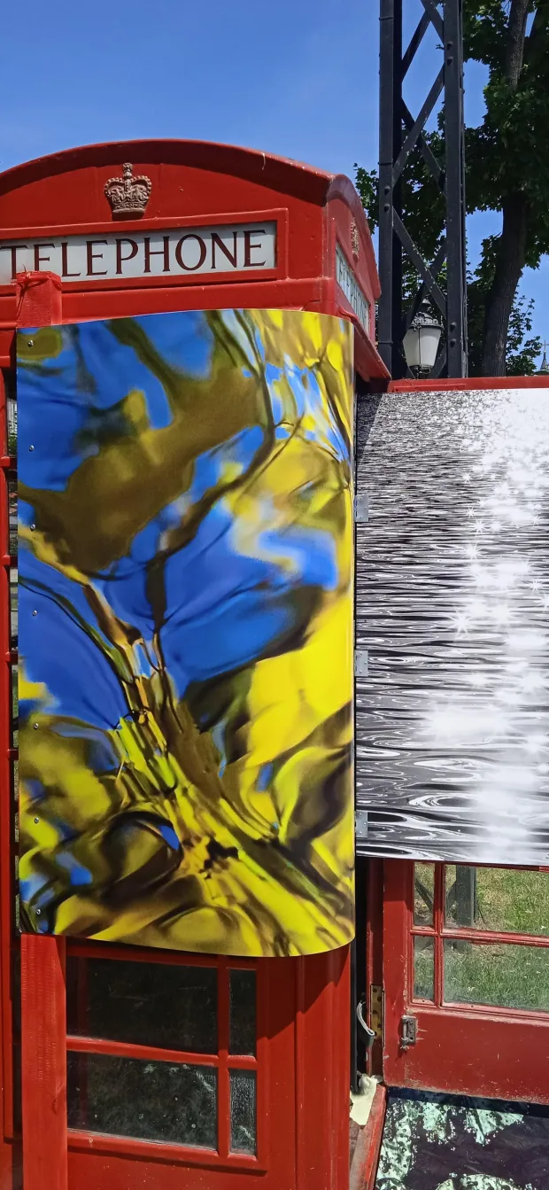 D. Bota u najmanjoj galeriji na svijetu