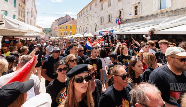 Sinj, 04.08.2025. - Građani se okupljaju na ulicama Sinja uoči Thompsonovog koncerta.foto HINA/ Miroslav Lelas/ lm