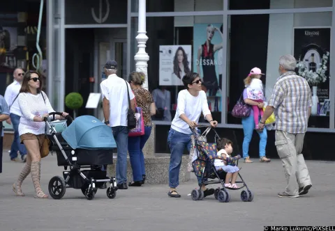 22.08.2015., Zagreb - Gradjani lijepo vrijeme iskoristili za setnju s djecom ili druzenje uz kavu na terasama kafica.rPhoto: Marko Lukunic/PIXSELL