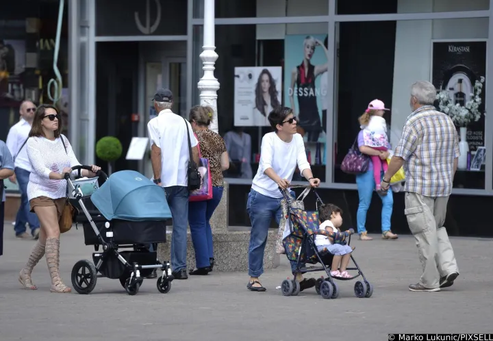 22.08.2015., Zagreb - Gradjani lijepo vrijeme iskoristili za setnju s djecom ili druzenje uz kavu na terasama kafica.rPhoto: Marko Lukunic/PIXSELL