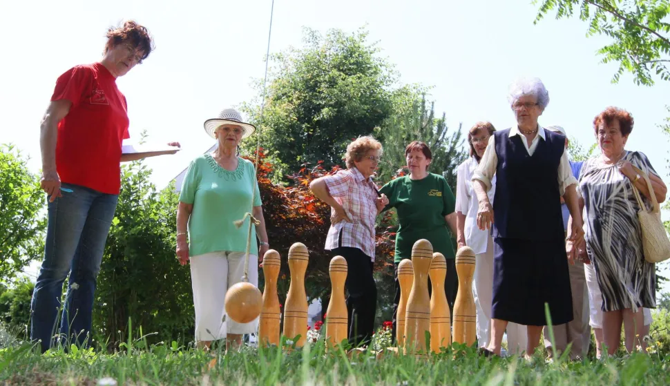 12.06.2014., Koprivnica - Umirovljenici iz Doma za starije i nemocne osobe Koprivnica su natjecanjem u pikadu, kuglanju, na stazama zdravlja i drugim sportskim disciplinama obiljezili dan te ustanove. Takodjer, podijelili su zahvalnice pojedincima i udrugama s kojima najvise suradjuju. Photo: Marijan Susenj/PIXSELL