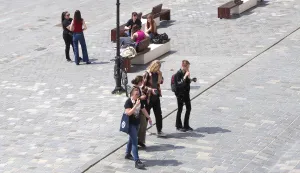 Osijek, 30. 04. 2025., Tvrđa, Trg sv. Trojstva, studenti, učenici, ljudi, šetnja, toplo vrijeme, sunčano, slobodnjak, slobodnjaciSNIMIO BRUNO JOBST