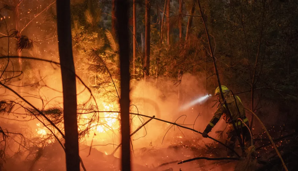 epaselect epa12287452 A firefighter works to extinguish an active forest fire in Pontevedra, Spain, 06 August 2025. EPA/Brais Lorenzo