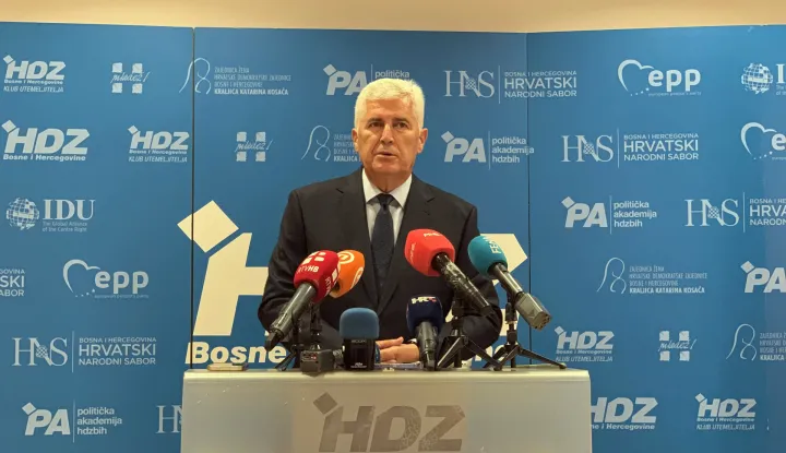 Mostar, 21.07.2025. - Predsjednik HDZ-a Bosne i Hercegovine Dragan Čović zauzeo se za što skorije zatvaranje Ureda visokog međunarodnog predstavnika u zemlji, smatra da bi to natjeralo domaće političare da donose teške odluke, uključujući izmjene Izbornog zakona, na čemu Hrvati već dugo inzistiraju. Na fotografiji Dragan Čović. foto HINA/ Zoran KREŠIĆ/ tm