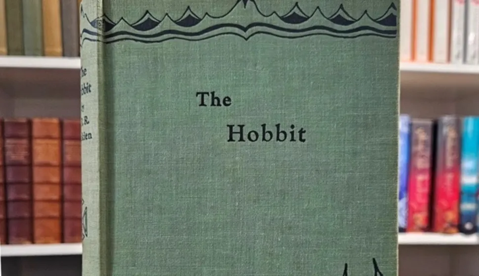 LONDON, 7. kolovoza 2025. (Hina/dpa) – Rijetko prvo izdanje J.R.R. Tolkienove knjige 'Hobit', otkriveno tijekom čišćenja kuće u Bristolu, prodano je na aukciji za 43 tisuće funti. 