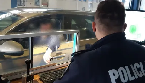 Granični prijelaz Slavonski Brod, štambilji, putovnice, putovnica, kontrola, granica, ilustracija, policija