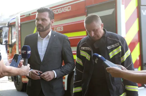 Osijek, 07. 08. 2025., Ulica sv. Leopolda Mandića, SIM, SIM tvornica stolarije, požar, vatrogasci, Vulin; Ivković SNIMIO BRUNO JOBST